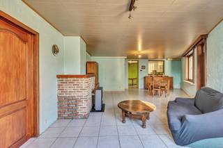 <p>Deze woning bevindt zich op een perceel van maar liefst 1.000 m² en biedt veel mogelijkheden.</p><p>Ideaal voor wie op zoek is naar een gezellige gezinswoning met veel extra bergruimtes.</p><p></p><p>De bewoonbare oppervlakte bedraagt maar liefst 217 m², exclusief de bijgebouwen.</p><p>Op het gelijkvloers vinden we een inkomhal, twee gastentoiletten, een bureau, een zeer ruime slaapkamer of hobbyruimte, een ruime leefruimte en keuken, aangevuld met verschillende aanpalende bergruimtes achteraan. De eerste verdieping telt drie slaapkamers en daarnaast is er ook nog een droge kelder aanwezig, perfect voor het bewaren van voorraad of huishoudelijke spullen.</p><p></p><p>De Zuid-Oost georiënteerde tuin biedt een aangename buitenruimte met veel privacy, waarin zich achteraan een serre en een tuinhuis bevinden, ideaal voor opslag of als werkruimte. De aanpalende garage met automatische poort biedt plaats voor een wagen en extra opbergruimte, terwijl ook parkeermogelijkheid naast de woning aanwezig is.</p><p>De ligging van de woning is uitstekend, met een vlotte bereikbaarheid naar Zulte en Waregem, de E17 en nabij diverse winkels, scholen en andere voorzieningen.</p><p></p><p>Deze woning biedt veel potentieel en is zeker een bezoek waard voor wie een ruim huis met karakter en grote tuin wil renoveren en aanpassen naar eigen wens.</p>