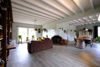 Deze ruime en karaktervolle woning, gelegen op de Lapseheide 44 in Tessenderlo, biedt het perfecte evenwicht tussen comfort, lichtinval en...