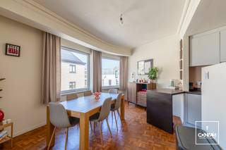 Op zoek naar een aangenaam appartement met karakter, veel lichtinval en een praktische indeling? Dit verzorgd appartement in de Heilig-Hartstraat in Sint-Amandsberg heeft heel wat troeven in huis.<br /><br />Bij het binnenkomen word je verwelkomd in een <strong>ruime inkomhal</strong>, die toegang biedt tot de verschillende leefruimtes. De <strong>lichtrijke leefruimte</strong> is een echte blikvanger dankzij de mooie <strong>parketvloer</strong>, die zorgt voor een warme en stijlvolle uitstraling. De aangename leefruimte biedt voldoende plaats voor zowel een gezellige zithoek als een eethoek. De <strong>keuken </strong>sluit mooi aan bij de leefruimte en is <strong>praktisch ingericht</strong>. Verder beschikt het appartement over <strong>twee volwaardige slaapkamers</strong>, een badkamer en een <strong>aangenaam terras</strong>, waar je heerlijk kunt genieten.<br /><br />Ook op praktisch vlak scoort dit appartement sterk. Zo is er een <strong>privatieve kelderberging</strong> voor extra opslagruimte en kunnen fietsen veilig gestald worden in de <strong>fietsenstalling </strong>achter het gebouw. Met een EPC-label C is dit appartement bovendien een interessante combinatie van wooncomfort en energiezuinigheid.<br /><br />Het appartement is gelegen in een <strong>aangename woonbuurt</strong> op korte afstand van het centrum van Gent. Vanuit de woning zijn winkels, dagelijkse voorzieningen, scholen en openbaar vervoer vlot bereikbaar.<br /><br />Wens je een bezoek in te plannen? Contacteer Laura via <strong>0492 07 26 62</strong> of <strong>laura@convas.be</strong>