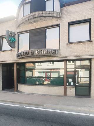 Pal in het centrum van Staden, op wandelafstand van de markt van Staden, vinden we deze handelseigendom. <br />Door de vele ruimtes, biedt deze eigendom tal van mogelijkheden. <br />Momenteel wordt er een goed draaiende bakkerij uitgebaat (het roerend materiaal is niet inbegrepen, maar er is zeker mogelijkheid om dit over te nemen ), maar door de vele multifunctionele ruimtes kunnen hier verschillende zaken worden uitgebaat, van horeca tot kantoor, ontvangstruimtes, ... <br />Extra troef : op het verdiep bevindt zich een volledig ingericht appartement, bestaande uit ingerichte keuken, lichtrijke leefruimte, 3 slaapkamers, badkamer en zuidgericht terras . <br />Er is ook mogelijkheid tot het aankopen van de aanpalende woning (staat momenteel casco), wat uiteraard nog extra mogelijkheden biedt. <br />Kortom : een zeer mooie aanbieding voor wie op zoek is naar een eigendom, in het centrum van Staden, hetzij om er te wonen, hetzij om er een bloeiende zaak uit te baten. <br />EPC 247 KWh/m²jaar (Label C)<br />Deze prijs is een vanaf-prijs, ieder bod hoger dan deze prijs wordt voorgelegd aan de eigenaar die het recht heeft dit bod al dan niet te aanvaarden. <br />Contacteer ons nu voor meer info of een vrijblijvend bezoek aan deze verrassende eigendom.