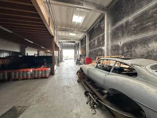 Warehouse of approximately 180 m² with office of approximately 35 m² for rent, in an excellent location in Anzegem and only 5 minutes from the Waregem exit (E17). <br /><br />Specifications:<br />- Air conditioning<br />- Excellent location<br />- Parking options<br /><br />Looking for a warehouse with office space to rent in Anzegem? For more information or a site visit, do not hesitate to contact us on 056 21 11 11.