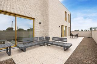 <p><span>Deze gloednieuwe duplex met drie slaapkamers combineert enorm veel ruimte en licht met een zeer hoogwaardige afwerking. Vanop je uitgestrekte terras (33 m²) heb je een prachtig panoramisch uitzicht op de stad.</span></p><p><span> </span></p><p><span>Dit splinternieuwe duplexappartement heeft een bewoonbare oppervlakte van liefst 142 m². De inkomhal zet meteen de toon: ruim en stijlvol. De blikvanger in de inkomhal is de zwarte trap met donkere houten accenten die naar de bovenste verdieping leidt. </span></p><p><span>Maar we blijven eerst nog even op de derde verdieping van het gebouw. In de woonkamer valt het licht royaal binnen op de gezellige parketvloer. Moderne accenten, zoals de zwarte spots, maken het helemaal af. De keuken en de eetkamer vormen aan de andere kant van de duplex één ruimte. De open keuken is uitgerust met toestellen van Whirlpool (een garantie op topkwaliteit), een inductieplaat en een stijlvol werkblad. </span></p><p><span>Zowel de keuken/eetkamer als de woonkamer hebben een groot schuifraam dat uitgeeft op het terras. Dat heeft niet alleen een panoramisch uitzicht op Antwerpen, het is ook uitzonderlijk groot. Als je hier een tafel met vier of zelfs zes stoelen zet, dan heb je nog plaats over voor loungezetels, een barbecue, een paar planten en zelfs een klein moestuintje. </span></p><p><span> </span></p><p><span>Bovenste verdieping</span></p><p><span>Als je naar boven gaat, zie je door de grote raampartij naast de trap zelfs de kathedraal in de verte. Via de nachthal op de bovenverdieping kom je in de drie slaapkamers. Die hebben allemaal een parketvloer. ALU-ramen met ingebouwde verluchting. </span></p><p><span>De badkamer is luxueus afgewerkt met een inloopdouche met regenkraan en keramische tegels, dubbele lavabo, grote spiegel en terrazzotegels in steenlook. Daarnaast heeft het appartement nog een aparte berging en een tweede toilet.</span></p><p><span> </span></p><p><span>Modern en energiezuinig</span></p><p><span>Dit nieuwbouwappartement is direct beschikbaar en reeds volledig afgewerkt. Het voldoet aan alle hedendaagse normen. Met onder andere 8 zonnepanelen op het dak en voldaan aan alle isolatienormen woon je hier energiezuinig en toekomstgericht.</span></p><p><span> </span></p><p><span>Rivierenhof om de hoek</span></p><p><span>Je woont hier ideaal, overal dichtbij en toch heerlijk rustig en groen. Het prachtige Rivierenhof, het grootste park van de stad, ligt op amper een paar minuten wandelen. Binnen een straal van nog geen 500 meter zijn liefst vier supermarkten. Ook heel wat buurtwinkels zijn vlakbij. Met de fiets, de bus of de tram sta je snel in de stad, met de auto sta je zo op de autostrade. </span></p><p><span>De herontwikkeling van de Wouter Haecklaan betreft een grote meerwaarde aan de buurt. </span></p><p><span> </span></p><p><span>Ondergrondse autostaanplaats optioneel aan te kopen voor €28.200. </span></p><p><span> </span></p><p><span> </span></p><p><span> </span></p>
