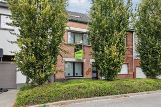 <h1><span>RUIME HOB MET 4 SLAAPKAMERS, ZELFSTANDIGE WOONUNIT EN DIEPE TUIN</span></h1><p><span>In Hemiksem bevindt zich deze ruime halfopen bebouwing op een perceel van </span><span>620 m²</span><span>. De woning werd grondig gerenoveerd in 2005 en biedt vandaag een praktische indeling met 4 slaapkamers, 2 badkamers en een bijkomende zelfstandige woonunit achteraan.</span></p><p><span>Op het gelijkvloers bevinden zich de inkomhal, woonkamer, eetkamer en ingerichte keuken. De leefruimtes sluiten mooi op elkaar aan en genieten van veel natuurlijke lichtinval. Verder is er een ruime badkamer met ligbad, inloopdouche en dubbele wastafel. Achteraan bevindt zich een zelfstandige woonunit met eigen sanitaire voorzieningen. Deze ruimte kan perfect gebruikt worden als </span><span>5e slaapkamer, gastenverblijf, bureau, praktijkruimte of extra leefruimte</span><span>. Op de eerste verdieping bevinden zich 2 slaapkamers. De tweede verdieping biedt nog eens 2 slaapkamers. De woning telt dus 4 volwaardige slaapkamers, aangevuld met de extra woonunit. </span></p><p><span>Buiten beschikt de woning over een bijzonder diepe en groene tuin met verschillende terrassen, jacuzzi, zwembad en buitenberging. De tuin biedt veel privacy en vormt een belangrijke troef voor wie op zoek is naar veel buitenruimte met geen inkijk.</span></p><p><span>De woning beschikt over </span><span>EPC-label C</span><span>, met een energiescore van </span><span>261 kWh/m²/jaar</span><span>.</span></p><h2><span>INDELING</span></h2><p><span>Gelijkvloers:</span></p><ul><li><span>Inkomhal</span></li><li><span>Woonkamer</span></li><li><span>Eetkamer</span></li><li><span>Ingerichte keuken</span></li><li><span>Badkamer met ligbad en inloopdouche</span></li><li><span>Toilet</span></li><li><span>Zelfstandige woonunit met eigen sanitaire voorzieningen</span></li><li><span>Berging</span></li><li><span>Veranda</span></li></ul><p><span>1e verdieping:</span></p><ul><li><span>Nachthal</span></li><li><span>2 slaapkamers</span></li></ul><p><span>2e verdieping:</span></p><ul><li><span>Nachthal</span></li><li><span>2 slaapkamers</span></li></ul><p><span>Buiten:</span></p><ul><li><span>Diepe tuin</span></li><li><span>Meerdere terrassen</span></li><li><span>Jacuzzi</span></li><li><span>Zwembad</span></li><li><span>Buitenberging</span></li></ul><h2><span>TROEVEN</span></h2><ul><li><span>Halfopen bebouwing</span></li><li><span>4 slaapkamers</span></li><li><span>Zelfstandige woonunit, bruikbaar als 5e slaapkamer</span></li><li><span>2 badkamers</span></li><li><span>Perceel van 620 m²</span></li><li><span>Diepe, groene tuin</span></li><li><span>Jacuzzi en zwembad</span></li><li><span>EPC-label C, 261 kWh/m²/jaar</span></li></ul><p><span>Bent u op zoek naar een ruime gezinswoning met extra woonmogelijkheden en een diepe tuin in Hemiksem?</span></p><p><span>-------------------------------------------------------------------------------------------------------------------------------------</span></p><p><span>Contacteer ons voor meer informatie of een bezoek ter plaatse.</span></p><p><span>Gratis schatting van uw eigendom? Aarzel zeker niet om ons te contacteren.</span></p><p><span>Robin Van den Bergh</span><span><br /><span>robin@home4you.be</span></span><span><br />+32 468 23 19 79<br /></span><span>7/7 bereikbaar</span></p>