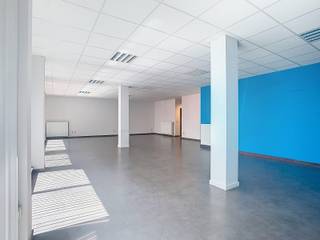 <p><strong><span>Kantoorruimte op Toplocatie, nabij het stadscentrum!</span></strong><br /><br />Bent u op zoek naar <strong>een praktische en polyvalente kantoorruimte</strong> op een strategische locatie? Dan is deze ruimte van ca. 90 m², gelegen vlakbij het centrum van de stad ter hoogte van het Kanunnik Colinetplein, precies wat u zoekt!</p>
<p>De kantoorruimte bestaat uit <strong>een grote open werkzone met meerdere ramen</strong>, wat zorgt voor <strong>een optimale lichtinval en een aangename werkomgeving</strong>. Dankzij de <strong>flexibele indeling </strong>is het pand ideaal <strong>voor diverse kantooractiviteiten, dienstverlening of een vrij beroep</strong>.</p>
<p><strong>Indeling:</strong></p>
<ul>
<li>
<p>Ruime kantoorruimte met veel daglicht en uitzicht op straat</p>
</li>
<li>
<p>Praktische keuken</p>
</li>
<li>
<p>Afzonderlijke berging</p>
</li>
<li>
<p>Apart toilet</p>
</li>
</ul>
<p><strong>Troeven:</strong></p>
<ul>
<li>
<p>Uitstekende ligging vlakbij het centrum</p>
</li>
<li>
<p>Vlotte bereikbaarheid en goede zichtbaarheid</p>
</li>
<li>
<p>Veel natuurlijke lichtinval</p>
</li>
<li>
<p>Flexibele indelingsmogelijkheden</p>
</li>
</ul>
<p>Aarzel niet om contact met ons op te nemen voor meer informatie of een bezichtiging. Een unieke kans voor wie op zoek is naar een goed gelegen en instapklare kantoorruimte!<br />0476/076 993 – info@kurtimmo.be</p>
