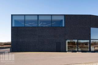 This functional commercial space of 241 m² is located on Vekestraat in Kampenhout and offers a combination of storage and showroom space. At least 50% of the area must be used as a showroom, making the space suitable for businesses that wish to combine commercial activities with storage or logistics purposes.<br /><br />The unit has a clear height of 4 m and is accessible via a sectional door (4 m W x 2.75 m H). There is also a separate entrance for staff and visitors. The space includes a separate restroom and a kitchenette.<br />The commercial space comes with 4 private parking spaces, 2 of which are equipped with a charging station.<br /><br />A minimum lease term of 3 years applies.<br />The commercial space is located in the Kampenhout SME zone, centrally situated between Mechelen and Leuven. Thanks to its location a short distance from the E19, there is easy access to Brussels, Mechelen, and Antwerp, and Brussels Airport is also easily accessible.<br /><br />Contact PANORAMA B2B for additional (technical) information, floor plans, or a no-obligation site visit at 0477 30 40 05.