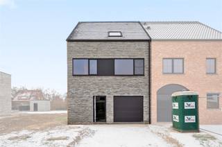 Deze gesloten nieuwbouwwoning wordt verkocht onder registratierechten in plaats van btw, wat een financieel voordeel betekent. Het...