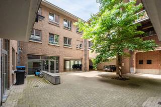 Dit uniek appartement in LOFT-stijl is gelegen tussen de Vismarkt en het wandelgedeelte van de Mechelsestraat en kenmerkt zich door de ruime lichtinval, hoge plafonds en volle parketvloeren. Met een totale oppervlakte van 56 m² is dit appartement ingedeeld met een grote leefruimte van +/- 36 m² (met een ingericht en afsluitbaar keukenmeubel, een ingerichte badkamer en berging. Zeer rustig gelegen en uitgevend op de ruime binnenkoer van het gebouw. Uiterst centrale ligging op enkele meters van de Grote markt, het klein Begijnhof,....<br />Voor meer info of bezoek kan u me bereiken op 0477284876 of vincent@immojanstas.be. Bijkomende info en attesten kan U hieronder downloaden ↓<br />