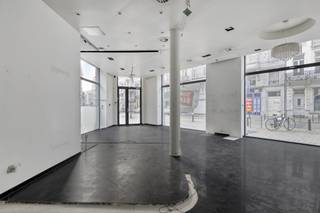 Ideaal gelegen in de prestigieuze Antoine Dansaertstraat, beschikt deze hoekwinkel met talrijke vitrines over een uitzonderlijke zichtbaarheid —...