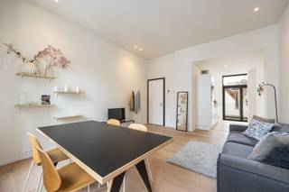 <p><span>Het appartement is gelegen in het kloppend hart van onze Winkelstad, om de hoek van de Wilde Zee, op wandelafstand van de Groenplaats, Grote Markt en het Mechelsplein, … noem maar op, op 15 minuten wandel je naar elke uithoek van de Koekenstad. Kortom, ideaal als uitvalsbasis voor het oh zo zalige stadsleven. Ideaal om je eigen stadsverhaal te schrijven, ideaal als investering of als pied-à-terre.</span></p><p><span> </span></p><p><span>-</span><span>              </span><span>Volledig gerenoveerd gebouw en appartement</span></p><p><span>-</span><span>              </span><span>Zalig zonneterras</span></p><p><span>-</span><span>              </span><span>Gunstig EPC</span></p><p><span> </span></p><p><span>In een kleinschalig gebouw, bereik je met de trap het appartement op de tweede verdieping. Een lichte leefruimte met open keuken geeft uit op een grote raampartij met toegang tot het gezellige terras. De keuken? Eéntje die je op Pinterest wel eens tegenkomt, ze is afgewerkt met een marmeren werkblad en voorzien van alle toestellen. De parketvloeren zijn doorheen het ganse appartement, met uitzondering van de badkamer en toilet, doorgetrokken.</span></p><p><span> </span></p><p><span>Aan de achterzijde is er een ruime slaapkamer met ingemaakte kast en toegang naar de badkamer met grote inloopdouche. Er is nog een aparte toilet en bergruimte met aansluiting voor wastoestel en droogkast.</span></p><p><span> </span></p><p><span>Wil jij genieten van het stadsleven of zorgeloos investeren? Maak snel een afspraak via </span><span>stad@sinjoor.be</span><span> of 03 283 05 00</span></p>