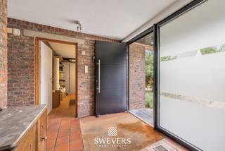 Voor meer info en foto’s, surf naar www.swevers.be – Op een rustige locatie in Koersel wacht deze instapklare open bebouwing op een ruim perceel van 10a 99ca. Met een bewoonbare oppervlakte van 238 m² biedt deze woning alle ruimte voor een comfortabel gezinsleven. De praktische indeling omvat een lichtrijke woonkamer, een tweede zithoek, een functionele keuken en een afzonderlijk bureau, ideaal voor wie thuiswerkt of voor het uitoefenen van een vrij beroep. Op de eerste verdieping bevinden zich vier volwaardige slaapkamers, een badkamer, een apart toilet en een handige zolderberging. Extra bergruimte vindt u in de ruime kelder van bijna 50 m². De inpandige garage en de carport voor twee wagens zorgen voor voldoende parkeergelegenheid. De noordoostelijk georiënteerde tuin biedt tal van mogelijkheden om te ontspannen, spelen of tuinieren, én kijkt uit op agrarisch gebied. Dankzij de luchtverwarming met geïntegreerde verkoeling geniet u het hele jaar door van een aangenaam binnenklimaat. De woning ligt bovendien op korte afstand van scholen, winkels, restaurants, openbaar vervoer en diverse recreatiemogelijkheden, waaronder de B-Mine, Blueberry Fields en het Koersels Kapelleke. Een ideale gezinswoning die ruimte, comfort en een rustige ligging perfect combineert. Voor meer informatie, bel 011 255 155. Bron bewoonbare oppervlakte: EPC – verslag.