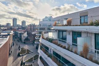 <span><strong>Geniet van 6% btw, ook interessant voor investeerders! Informeer naar de voorwaarden.<br /></strong><br />De Bonnefant, Wonen in het midden van de stad en toch omgeven door groen. Een iconisch gebouw op een centrale en culturele locatie waar er ruimte is voor luxe, een onvergetelijke woonervaring of zorgeloos wonen in een assistentiewoning. </span><br /><br /><span>Tussen de gebouwen van De Bonnefant is een </span><strong>groene doorsteek</strong><span> gecreëerd die de Demerstraat rechtstreeks verbindt met het begijnhof. Gezellig vertoeven in één van de twee gemeenschappelijke binnentuinen of liever een barbecue met de buren? Bovendien hebben de terrassen geïntegreerde plantenbakken die zijn uitgerust met een automatisch beregeningssysteem. Een extra groene beleving is verzekerd.</span><br /><br /><span>Het bestaande RTT-gebouw is volledig gerenoveerd met het behoud van de Hasseltse authenticiteit en verder uitgebreid met energiezuinige nieuwbouw. Parkeren in het centrum is geen evidentie maar toekomstige bewoners van De Bonnefant kunnen parkeren in de ruime ondergrondse parkeerplaats. Je kan ook je fiets kwijt in de fietsenstalling. </span><br /><br /><strong>DOORZONAPPARTEMENTEN:</strong><br /><span>De doorzonappartementen trekken aan twee zijden daglicht dankzij de plafondhoge ramen. Deze ramen en de 1 of 2 terrassen brengen de beleving rondom je nieuwe thuis mee naar binnen. Dit type heeft 2 slaapkamers en 1 badkamer.</span><br /><br /><span><strong>Appartement B4 APP 04 - Verdiep 4</strong></span><br /><span>- bewoonbare oppervlakte:</span><span> 112</span><span> m²</span><br /><span>- oppervlakte terras:</span><span> 23</span><span>,42</span><span> </span><span>m²</span><br /><span>- doorzon leefruimte met open keuken </span><br /><span>- ruim terras met zicht op de Bonnefantenstraat</span><br /><span>- 2 slaapkamers <br /></span>- badkamer<br /><span>- berging</span><br /><span>- apart gastentoilet</span><br /><span>- autostaanplaats in de afgesloten parkeerkelder </span><br /><br /><span>GENIET VAN </span><strong>6% btw</strong><span> (onder voorwaarden). </span><span>Vermelde prijs is exclusief ondergrondse parkeerplaats en exclusief registratie, btw en notariskosten. </span><span>Alle appartementen werden intussen volledig afgewerkt en zijn instapklaar. </span><span>Contacteer ons voor een bezoek ter plaatse.<br /><br /></span><span>Wij ontzorgen je ook voor <strong>de verkoop</strong> van je <strong>huidige woning</strong>! Voor meer uitleg helpen we je graag verder.</span>