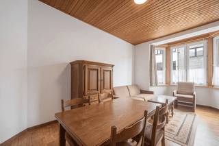 2-slaapkamer appartement op het eerste verdiep in het centrum van Wenduine op wandelafstand van de winkels, openbaar vervoer, Markt, strand en zeedijk. Dit appartement is gelegen in een kleinschalige residentie zonder gemeenschappelijke kosten. Indeling als volgt: woonkamer, afzonderlijke keuken, slaapkamer 1 en badkamer (wastafel, douche en toilet) en berging die kan omgevormd worden tot extra slaapkamer of eventueel uitbreiding van de woonkamer. Op het tussenverdiep treft men de tweede slaapkamer, apart toilet en badkamer 2. Ideaal als vaste woonst, investering of tweede verblijf aan de kust. <br /><br />Voor meer informatie of een bezoek ter plaatse contacteer Gaëlle op het nummer 0479 17 17 17