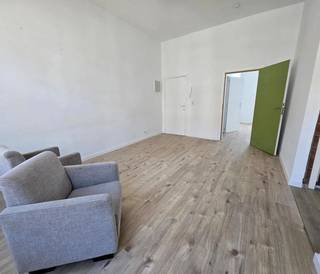 <p>Vous recherchez un logement alliant espace, confort et transparence financière ? Ce magnifique duplex offre pas moins de 137 m² de surface habitable et est idéal pour ceux qui recherchent un logement spacieux et prêt à emménager. Avec ses trois grandes pièces et ses larges baies vitrées, vous profiterez partout d’une belle luminosité et de nombreuses possibilités d’aménagement.</p>
<p>L’un des atouts absolument uniques de ce bien est l’absence totale de charges de copropriété : vous n’avez donc aucun frais mensuel supplémentaire à payer pour un syndic ou l’entretien des parties communes, ce qui vous permet de garder un budget mensuel parfaitement clair et avantageux.</p>
<p>Le logement est situé dans un quartier agréable, offrant un accès facile à toutes les commodités nécessaires, aux transports en commun et aux axes routiers. Son agencement pratique et spacieux en fait un bien idéal pour les familles ou les amateurs d’espaces confortables et généreux, où les pièces à vivre dégagent une atmosphère accueillante.</p>
<p>N’hésitez pas à nous contacter pour obtenir plus d’informations ou pour planifier votre visite et découvrir par vous-même la sensation unique d’espace qu’offre ce duplex.</p>