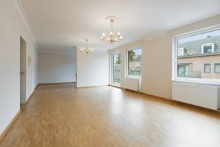 <strong>TE HUUR: ZEER RUIM APPARTEMENT (135M2) MET 2 SLAAPKAMERS, 2 TERRASSEN, GARAGE EN KELDERBERGING OP TOPLOCATIE IN HASSELT-CENTRUM</strong><br /><br />Dit hoogwaardig afgewerkt en ruim appartement van circa 140 m2 netto bewoonbare oppervlakte bevindt zich op de tweede verdieping, bereikbaar via lift of trap in een kleinschalige en smaakvolle residentie in hartje Hasselt grenzend aan het Molenpoortplein. De ligging is ideaal, pal in het centrum, met alle winkels en voorzieningen op wandelafstand.<br /><br />Dit energiezuinig (EPC: 132 kWh/m2jaar), net geschilderd 2 slaapkamer-appartement wordt verwarmd met een condenserende aardgasketel en beschikt over PVC ramen met dubbele beglazing en vliegenramen.<br /><br />Het appartement bestaat uit een royale inkomhal die links leidt naar een gastentoilet, een technische berging, een vernieuwde badkamer met whirlpool ligbad, aparte douche, ruim badkamermeubel, bidet en toilet en tot slot naar de 2 slaapkamers (waarvan één met ingebouwde dressingkasten) van 15,2 en 12,6m2. Rechtdoor tref je de lichtrijke, uiterst ruime woonkamer van 66 m2 die makkelijk een ruime eetkamer, zitkamer en thuiswerkplek kan herbergen. Deze ruimte voelt zeer comfortabel aan en biedt bovendien toegang naar de 2 terrassen van 6,6m2 en 3,5 m2. Na de woonkamer, tref je de zeer goed uitgeruste en ruime keuken (vitro-keramisch kookvuur, afzuigkap, heteluchtoven, microgolfoven, afwasmachine, amerikaanse koelkast en anderhalve spoeltafel + afdruipzone), met granieten werkbladen en veel werk- en kastruimte. Tot slot bevindt zich naast de keuken nog een ruime berging / wasplaats die reeds voorzien is van een uitgietbak en inbouwkasten voor het bergen van provisie en dergelijke.<br /><br />Parkeergelegenheid is er dankzij de privatieve garagebox met sectionaalpoort op het kelderniveau die reeds uitgerust is met enkele bergkasten. Extra bergruimte is er dan nog in de kelderberging (hoogte van 3,13m) en bovendien kan de fiets geparkeerd worden in de gemeenschappelijke fietsenstalling.<br /><br />Hier tref je een meer dan comfortabel appartement met alle nodige voorzieningen te midden in het stadscentrum.<br /><br />Interesse? Contacteer ons op 011 96 51 76 of mail naar info@momentumvastgoed.be