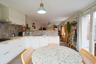 Deze stijlvolle en perfect instapklare woning bevindt zich op een rustige locatie gebouwd in tweede bouwlijn en biedt alle hedendaagse...