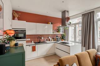 <strong>Prachtig appartement met terras</strong><br /><br />Twee slaapkamer appartment van ca. <strong>65m² </strong>gelegen op de<strong> eerste verdieping</strong> in de Leeuwlantstraat 115 te Deurne. Het gebouw onderging een totaalrenovatie in 2020 waarbij alles is aangepakt. De centrale <strong>ligging </strong>zorgt ervoor dat u gemakkelijk toegang heeft tot het openbaar vervoer, invalswegen, horeca, scholen en het domein <strong>Rivierenhof</strong>.<br /><br />Deze woning biedt u een knappe leefruimte met een <strong>prachtige parket vloer en veel lichtinval</strong>. De keuken is volledig geïnstalleerd en uitgerust met alle comfort.<br /><br />De tweede slaapkamer kan gebruikt worden als bureauruimte/kinderkamer/dressing en biedt toegang tot het terras.<br /><br /><strong>Bijzonderheden:</strong><br />- EPC B met een score van <strong>118 kWh</strong>/(m² jaar)<br />- Zonnepanelen aanwezig (zitten niet meegerekend in EPC attest!!!)<br />- <strong>Asbestveilig</strong><br />- <strong>Elektrische installatie is volledig vernieuwd in 2020 én conform</strong><br />- Dak vernieuwd en geïsoleerd in <strong>2020</strong><br />- Verwarmingsketel van <strong>2020</strong><br />- Zeer lage gemeenschappelijke kosten<br />- Kleinschalig gebouw<br />- PVC schrijnwerk met dubbele beglazing<br />- Mobiscore <strong>9,1/10</strong><br />- <strong>Grote kelderberging<br /></strong>- Terras<br /><br /><em>Stedenbouwkunige informatie in aanvraag</em>