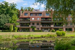 Dit prachtige appartement van maar liefst 200 m² is gelegen in het exclusieve domein De List te Schoten. Het appartement biedt een royale inkomhal...