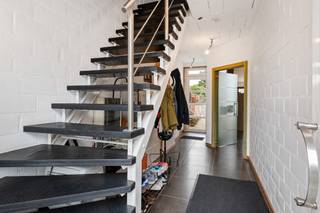 Deze ruime, instapklare woning is prima gelegen, midden in het centrum van Stabroek en dus vlakbij alle noodzakelijke voorzieningen. Niettemin woont u hier bijzonder rustig. U komt de woning binnen via een inkomhal op tegelvloer, die via een moderne, glazen deur uitgeeft op de ruime en lichte woonkamer. Mogelijkheid bestaat om in deze inkomhal een gastentoilet te installeren en er is verder nog een achterdeur, dewelke zorgt voor een rechtstreekse toegang tot de tuin. De eenvoudig ingerichte leefkeuken vormt samen met de woonkamer één open leefruimte. Een groot schuifraam achteraan zorgt voor een verbinding met het terras en de tuin. Verder is op het gelijkvloers nog een handige wasplaats met toilet voorhanden. Via de trap in de inkomhal bereikt u de bovenverdieping, waar zich 2 erg ruime slaapkamers en een badkamer met ligbad met douchescherm, toilet en 2 enkele wastafels met meubel bevinden. Een vaste trap leidt verder naar de volwaardige zolderverdieping. Deze werd momenteel ingericht als riante 3e slaapkamer, maar biedt heel wat mogelijkheden om verder in te richten of op te splitsen naar eigen wens. Het perceel heeft een totale oppervlakte van 371m². De diepe tuin met verhard terras en 2 tuinbergingen vormt een ideaal plekje om in alle rust van de buitenlucht te genieten.