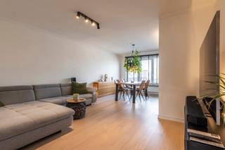 Gerenoveerd en luxe afgewerkt appartement van 75m² met 2 slaapkamers, lichte leefruimte en zuid terras aan de achterzijde. Het appartement heeft...