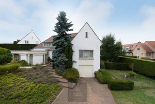 Située à l'arrière du quartier Simli à Nieuport-Bad, cette villa spacieuse avec sous-sol complet se trouve sur un terrain de 701 m². La maison...