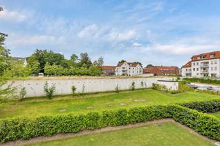 <p>Dit <strong>energiezuinig appartement (114m² en bouwjaar 2016)</strong> <strong>op de eerste verdieping</strong> is gelegen op 100m van het centrum van Haaltert. Winkels, scholen en openbaar vervoer bevinden zich op een boogscheut. De oprit E-40 bereikt men op enkele minuten rijden. Het appartement bestaat uit een inkomhal, een toilet, een ruime leefruimte met een aanpalende kwalitatieve keuken, een grote berging,<strong> vier slaapkamers </strong>en één badkamer (inloopdouche en lavabo). Vanaf de ruime leefruimte is er toegang tot <strong>een ruim zongericht terras (10m²) met een prachtig zicht op de binnentuin. </strong>Verder beschikt men over<strong> een autostaanplaats die in de prijs is inbegrepen. </strong>CV op aardgas - <strong>Rustig gelegen</strong> - EPC A - Buitenschrijnwerk in PVC met <strong>thermisch isolerend dubbel glas</strong>. (Maatregelen opgenomen in het maatregelenregister: neen)</p>