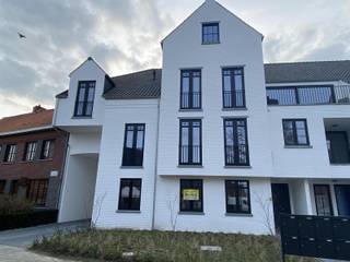 Dit prachtige gelijkvloers appartement is gelegen in Larum.<br /><br />Via de ruime inkomhal komen we in de woonkamer met open keuken en kookeiland. De keuken is uitgerust met een vaatwasser, een combi-oven, een koelkast en een inductie kookplaat. Zeer handig is de aanpalende koele berging voor het stockeren van alle voedingswaren.<br /><br />Vanuit de woonkamer kijk je uit op het terras en tuintje welke toegankelijk is via een schuifraam met vliegendeur. Van hieruit heb je ook toegang tot de carport waar plaats is voor 2 auto's en waar er tevens een stopcontact is voorzien voor het laden van je auto. De tuin is volledig omheind.<br /><br />Verder hebben we nog twee ruime kamers, een gastentoilet, een technische ruimte waar ook een wasmachine en droogkast kan geïnstalleerd worden en een badkamer met douche, meubel en tweede toilet.<br /><br />Dit energiezuinige appartement is voorzien van de modernste technieken zoals vloerverwarming, zonnepanelen,... Het betreft dan ook een BEN-20 label.<br /><br />Achteraan het gebouw heb je nog een afsluitbare en gemeenschappelijke fietsen- en vuilbakkenberging.<br /><br />Gemeenschappelijke kosten van 50 euro/maand.<br /><br />Beschikbaar vanaf 01/05/26.<br /><br />De troeven:<br /><br />- Geschilderd<br />- Verlichting geïnstalleerd<br />- Gelijkvloers<br />- Terras en tuintje<br />- BEN-20 dus energiezuinig<br />- Zonnepanelen<br />- Twee carports<br /><br />Heb je interesse? Klik op de gele knop<strong> 'IK WENS EEN BEZOEK'.</strong>