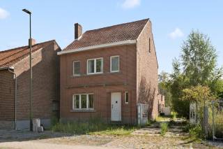 Deze halfopen bebouwing in Zoutleeuw biedt een buitengewone opportuniteit voor wie droomt van een woning met veel potentieel. Gelegen op een royaal perceel van 2025 m², vormt dit huis uit 1954 een perfecte canvas om volledig naar eigen smaak en wensen te renoveren en in te richten. Met een bewoonbare oppervlakte van 151,20 m² is er voldoende ruimte om een modern en persoonlijk leefcomfort te creëren. De praktische indeling, met drie slaapkamers en één badkamer, biedt een solide basis die eenvoudig aangepast kan worden aan uw woonstijl. De aanwezige garage en de ruime parkeerplaatsen voor zes voertuigen geven extra flexibiliteit en comfort, zowel voor gezinnen als voor bezoekers. De ruime tuin rond het huis nodigt uit om een prachtige buitenruimte aan te leggen, helemaal afgestemd op uw voorkeuren. Door de combinatie van de grote oppervlakte, de gunstige ligging en de vele mogelijkheden voor renovatie, is deze woning een ideale investering voor wie op zoek is naar een persoonlijk project met grote meerwaarde. Hier kunt u uw eigen woondroom realiseren, volledig volgens uw eigen visie en behoeften.
