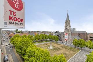 In het levendige centrum van Roeselare bevindt zich dit ruime en energiezuinige appartement op de bovenste verdieping van een verzorgde...