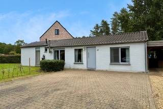 Welkom in het rustige Wolfsdonk! In de Haakstraat in Langdorp vind je deze goed onderhouden, vrijstaande woning met twee slaapkamers en een ruime tuin, gelegen op een perceel van maar liefst 9a24. Een fijne thuis voor wie houdt van rust, groen en voldoende ruimte rondom de woning.<br /><br />Je komt binnen via de inkomhal, die toegang geeft tot de eerste volwaardige slaapkamer en de woonkamer. De royale, open leefruimte biedt plaats aan een gezellige zithoek en een eetplaats en sluit aan op de volledig geïnstalleerde keuken met zicht op de tuin. Aansluitend bevindt zich een handige bergruimte met plaats voor een wasmachine en droogkast. Verder beschikt de woning over een tweede volwaardige slaapkamer en een vernieuwde badkamer met toilet, inloopdouche en lavabo.<br /><br />De ruime tuin biedt volop plaats om te ontspannen en te genieten van het buitenleven. Op het terras van zo’n 25 m² is het heerlijk vertoeven. Ook aan parkeerruimte geen gebrek: de ruime oprit en carport bieden samen gemakkelijk plaats aan zes auto’s.<br /><br />Ook de omgeving draagt bij aan de charme van deze woning. Wolfsdonk combineert een gemoedelijk dorpskarakter met een groene ligging op de grens van het Hageland en de Kempen. De wandel- en fietsmogelijkheden rond onder meer de Langdonken en Molenheide maken dit een ideale uitvalsbasis voor natuurliefhebbers.<br /><br />Beschikbaar vanaf januari 2027. Er zijn geen gemeenschappelijke kosten.<br /><br />Benieuwd? Plan snel een bezoek en ontdek zelf de charme van deze woning! Contacteer Tina via tina@sophimo.be of 0491 52 42 72.