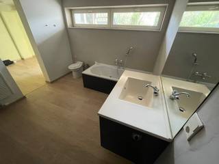 Ben je op zoek naar een ruime huurwoning met een tuintje en garage, vlak bij het centrum van Aarschot? Dan is deze woning misschien wel jouw nieuwe thuis!<br /><br />Bij het binnenkomen kom je in de inkomhal, die links toegang geeft tot een polyvalente ruimte die ingericht en gebruikt kan worden helemaal naar uw wensen. Aansluitend is er ook nog een moderne badkamer.<br /><br />Op de eerste verdieping ontdek je een bijzonder ruime en aangename woonkamer, waar je alle mogelijkheden hebt om een comfortabele leefruimte te creëren. Aansluitend bevindt zich de keuken, waarvan de keukentoestellen binnenkort volledig vernieuwd worden. Op deze verdieping vind je bovendien een apart toilet en een praktische bergruimte.<br /><br />Op de tweede verdieping bevinden zich twee bijzonder ruime slaapkamers, met voldoende plaats om ze naar eigen smaak in te richten. Daarnaast is er een kleinere kamer met een groot raam en zicht naar buiten, ideaal als bureau, dressing of hobbyruimte. Achteraan de gang bevindt zich de tweede badkamer, die binnenkort eveneens volledig vernieuwd wordt.<br /><br />Extra troef is de grote zolder, die heel wat mogelijkheden biedt als bijkomende bergruimte. Ideaal om seizoensspullen, koffers en andere zaken netjes op te bergen.<br /><br />Ook buiten heeft deze woning heel wat te bieden. Het tuintje vormt een fijne plek om op zonnige dagen van de buitenlucht te genieten. Bovendien beschikt de woning over een garage, handig voor het parkeren van je wagen of het opbergen van extra spullen.<br /><br />EPC label C<br /><br />Heeft u interesse kan u ons altijd bereiken via mail, telefoon of op kantoor.
