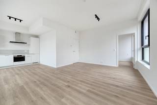 <p><span>GROUND FLOOR APP. WITH TERRACE<br /><br /></span></p><p><span>In Woluwe-Saint-Lambert we find this beautiful residence located in the Neerveldstraat. In the vicinity we find several educational institutions, several supermarkets, Woluwe Shopping, local merchants, public transport, ... ... We are approximately fifteen minutes away from the city center on the one hand, and near surrounding cities and towns such as Zaventem and Brussels on the other hand. </span></p><p><span> </span></p><p><span>On the ground floor of this new residence called Twin Falls we find  this comfortable apartment. We enter the apartment through the entrance hall with access to the separate toilet, bedroom and living space. The living space has a fully equipped kitchen and  serves as a sitting and dining area. Returning to the entrance hall, there is a spacious bedroom of approximately 14m² with an ensuite fully equipped bathroom with shower, washbasin and sink. In addition, there is a laundry room/storage room which, like the bathroom, can be accessed from the bedroom. </span></p><p><span> </span></p><p><span>Why Twin Falls? </span></p><p><span>- Excellent location</span></p><p><span>- Presence of an elevator</span></p><p><span>- Diverse offer: studio's, apartments with 1/2 or 3 bedrooms </span></p><p><span>- An energy efficient residence ready for the future (EPC label A/B, presence of solar panels)</span></p><p><span> </span></p><p><span>As icing on the cake there is a basement/unit, communal bike storage and a waste room all included in the rent. If desired, there is the possibility to rent an above ground/enclosed car parking space at 125.00 euro/month. </span></p><p><span> </span></p><p><span>Curious about this handsome new construction project? Request more information or a viewing soon at <span>info@pillar.estate</span></span><span> or contact us at 033 695 695 </span>. </p><p><span>See you soon! <br />The</span><span>surface areas mentioned are only an indication. Pillar cannot be held responsible for the accuracy of the data it has provided. </span></p><p><span> </span></p>
