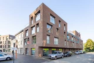 <strong>Prijs 760 €/maand en syndic 70 €/maand.<br />Beschikbaar vanaf 1 oktober 2026</strong><br />Dit ruime appartement<strong> </strong>beschikt over een <strong>terras van 15m² </strong>met zicht op de kerk, het marktplein en het Kasteelpark. Via de inkomhal van Residentie <strong>De Dreve</strong> komt men met de<strong> lift </strong>op de tweede verdieping. Bij het binnenkomen van het appartement komt men via een<strong> glazen deur</strong> in de leefruimte met <strong>geïntegreerde en uitgeruste keuken.</strong> De <strong>vele glaspartijen</strong> zorgen voor veel <strong>lichtinval. </strong>De <strong>nabijheid van winkels</strong> is zeker een pluspunt. Naast de <strong>berging</strong> bevindt zich het <strong>apart gastentoilet.</strong> Daarnaast bevindt zich de uitgeruste, ruime badkamer met bad (met douchefunctie) en lavabomeubel. 2 volwaardige slaapkamers maken het geheel compleet. <br /><br /><strong>TOPAPPARTEMENT OP EEN TOPLOCATIE !</strong><br /><strong>Wenst u een centraal gelegen app. met 2 slaapkamers en terras dan kunt u hier terecht.. </strong>