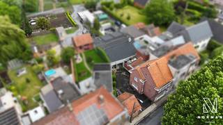Bent u op zoek naar een woning, waar wonen en werken naadloos samengaan? Dan bent u hier aan het juiste adres. Welkom in deze karaktervolle woning met 4 slaapkamers, garage, ruim aterlier en aanzienlijke tuin, gelegen in het hart van Hulste!<br /><br />Bij het betreden van de woning komt u binnen in de ruime inkomhal, Aansluitend bevindt zich een eerste slaapkamer, die perfect kan dienen als bureau of hobbykamer. Verder komt u terecht in de ruime leefruimte met plaats voor zowel een salon als een eetplaats. Naast de eetplaats vindt u de lichtrijke keuken.<br /><br />Verder beschikt het gelijkvloers over een kelder en een badkamer met douche, toilet en wastafel.<br />Dankzij de aanwezigheid van een slaapkamer en badkamer op het gelijkvloers biedt deze woning de mogelijkheid tot gelijkvloers wonen.<br /><br />Op de verdieping bevinden zich drie volwaardige, lichtrijke slaapkamers.<br />Bovendien is er nog een zolder, ideaal als extra bergruimte.<br /><br />De absolute troef van deze eigendom is het ruime atelier in combinatie met het stuk grond van maar liefst 430 m². Deze unieke combinatie biedt tal van mogelijkheden.<br /><br />Tot slot beschikt de woning over een ruime garage met plaats voor één wagen en extra bergruimte.<br /><br />Deze eigendom biedt een uitstekende basis om volledig naar eigen smaak en wensen vorm te geven, terwijl u geniet van uitzonderlijke ruimte en mogelijkheden op een centrale ligging in Hulste.<br /><br />Troeven:<br />+ Atelier en aanzienlijk stuk grond in centrum Hulste<br />+ 4 slaapkamers<br />+ Gelijkvloers wonen<br />+ Garage