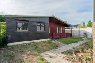 De woning ligt op de 2de bouwlijn, en is te bereiken via de garage aan de straatkant. De woning heeft een inkomhal, ruime woonkamer met gaskachel,...