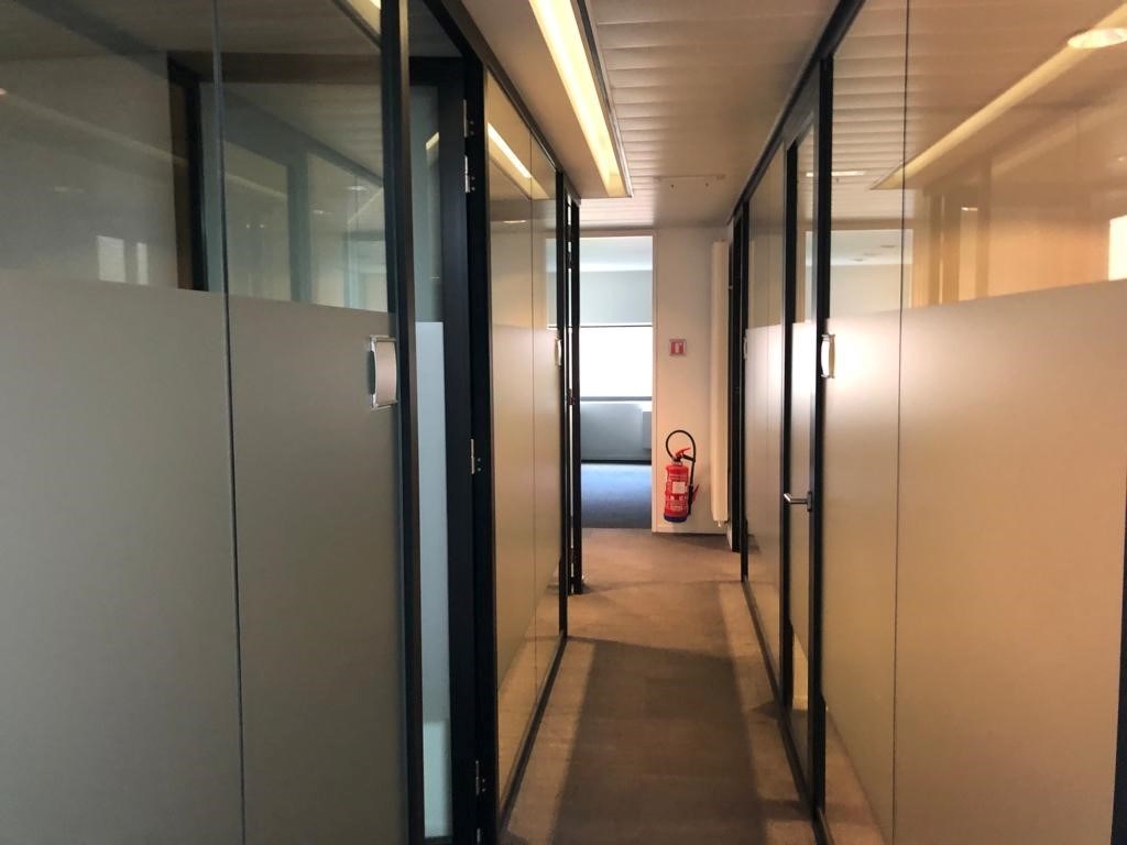 Supermodern  handelspand met  8  vergaderzalen  en tuin   !   Instapklaar !     IGeschikt als  kantoor /kiné of dokterspraktijk / - foto 2