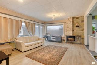 LICHTRIJK 2-SLAAPKAMERAPPARTEMENT (98 M²) MET 3 TERRASSEN &amp; GARAGEBOX, GELEGEN NABIJ HET CENTRUM V. SINT-KRUIS (BRUGGE) op de 1ste verdieping van een kleinschalige residentie met slechts 4 entiteiten.MEER INFO: https://www.immo2life.be/nl/te-koop?view=detail&amp;id=1180 De afgesloten privatieve garagebox (vraagprijs = 25.000 EURO) achteraan het appartementsgebouw is gemakkelijk bereikbaar via de gemeenschappelijke oprijlaan en voorzien van elektriciteit (licht en contactdoos).Dit energiezuinig appartement biedt alle hedendaags wooncomfort en bevindt zich strategisch gelegen nabij openbaar vervoer (bushalte 100 m), invalswegen (N9, N50, E403), winkels, horeca, scholen, recreatie (diverse faciliteiten op wandelafstand zoals voetbal, tennis en padel, ...) en op slechts 1 km van het Kasteel Rooigem en op 2 km van het historische stadscentrum van Brugge.Momenteel is deze eigendom verhuurd (met conformiteitsattest) tot en met 31 juli 2026 en bedraagt de actuele huurprijs 759 EURO per maand (exclusief garage).In 2022 werden volgende renovatiewerken uitgevoerd: het buitenschrijnwerk werd vervangen door PVC raamwerk met dubbele beglazing en voorziening van nieuwe individuele tellers voor gas, elektriciteit en water. De elektriciteit is conform de AREI-normen tot en met 6 juli 2047. Verder werd het appartement voorzien van een condenserende gasketel, vernieuwde keuken, badkamer, vloerbekleding (keramische tegels + laminaat) en het dak van het gebouw werd eveneens vernieuwd en geïsoleerd, wat zorgt voor een gunstige EPC-score (150 kWh/(m²jaar) = label B). Bovendien is er geen lift aanwezig en is er ook geen syndicus aangesteld, waardoor de periodieke algemene kosten zo goed als nihil zijn.De indeling is als volgt: inkom met vestiairekast, nachthal met apart toilet, ruime en lichtrijke woonkamer (41 m²) met open en volledig uitgeruste keuken en toegang tot het zuidwestgerichte terras, 2 ruime slaapkamers (15,7 m² - 13,1 m²) waarvan 1 met rolluiken en 1 met toegang tot het terras, ingerichte badkamer met inloopdouche, spiegelkast met wastafel, handdoekradiator en voorziening voor wasmachine en droogkast, aparte berging.