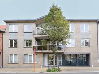 Uitstekend gelegen gelijkvloers appartement in het centrum van Nieuwkerken-Waas.Het betreft een gelijkvloers appartement met drie slaapkamers,...
