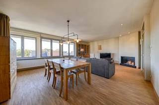 Op de hoek van de Zuidstraat en het Sint Denisplein in Residentie de 'Klinkklankerie' vinden we dit appartement terug.Indeling:Inkom (met ingebouwde...