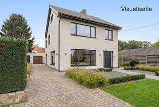 <strong>Te renoveren woning met veel potentieel te Kasterlee</strong><br />4 slaapkamers | EPC: F-label | Gunstige locatie | Garage<br /><br /><strong>Omschrijving</strong>: <br />We betreden deze ruime gezinswoning via de inkomhal, dewelke toegang biedt tot de lichtrijke woonkamer. <br />Aansluitend aan de woonkamer vinden we de keuken. Deze biedt voldoende ruimte voor het verbouwen naar een open keuken met kookeiland. Ook biedt de keuken toegang tot een praktische kelderberging. Achteraan de woning vinden we nog een ruime wasplaats en een badkamer, voorzien van een douche-bad en een toilet.<br /><br />Op de eerste verdieping bevinden zich 3 volwaardige slaapkamers en een extra ruimte die perfect kan ingericht worden als bureau/dressing. Via het zolderluik bereikt men de ruime bergzolder, met uitbreidingsmogelijkheden. <br /><br />Als extra troef voorziet deze woning nog een bijkomende 'studio', waardoor ook kangoeroewonen tot de mogelijkheden behoort. Deze is toegankelijk via de trap achteraan de woning. De studio werd uitgerust met een slaapkamer, badkamer en aparte keuken. Mits de nodige verbouwingen kan deze ruimte ook betrokken worden bij de woning, bijvoorbeeld als extra slaapkamer(s) of badkamer. <br /><br />Tot slot beschikt de woning nog over een aangename tuin, mét garage en tuinberging. <br /><br /><strong>Algemeen</strong>: <br />- Bewoonbare oppervlakte 233m²<br />- Perceeloppervlakte 600m² (+mogelijkheid tot aankoop naastgelegen bouwgrond 480m²)<br />- Gunstig gelegen op fietsafstand van het centrum<br />- EPC: F-label (renovatieverplichting)