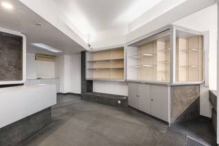 Zoekt u een commercieel gelegen handelspand in het centrum van Izegem? Dit charmante pand biedt niet alleen een ruime woonst met vier...