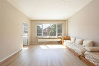 <p><span>Looking for a first place of your own, a smart investment or a cozy base in the city? This well-kept studio combines lots of light, a practical layout and a quiet location in one of Antwerp's most desirable neighborhoods. Here you live within walking distance of Harmonie Park, Albert Park and the popular Groen Kwartier, with everything you need on a daily basis within easy reach.</span></p><h2><span>Light, peace and comfort</span></h2><p><span>Through the entrance hall you enter this well-kept studio, located at the quiet rear of the building. Thanks to the large windows, the living space is bathed in natural light and immediately feels pleasant and inviting. The soft laminate flooring provides a warm feel and is the perfect foundation to turn this into a cozy living and sleeping space.<br />The living space surprisingly offers plenty of room for a comfortable sitting area, a dining table as well as a sleeping area. Thanks to its practical layout, the studio feels larger than its surface area suggests. Moreover, you live here quietly, away from the busy city traffic.</span></p><h2><span>Practical layout</span></h2><p><span>A major asset is the separate kitchen, which is completely separate from the living space. It has natural light, ample storage space and all the necessary equipment for comfortable cooking. The bathroom is also separate and is equipped with a bathtub, washbasin with cabinet and toilet.<br />The clear separation between living, cooking and bathing provides a pleasant living comfort that you do not often find in a studio.</span></p><h2><span>Green, coffee and everything close by</span></h2><p><span>The location is without a doubt one of the strongest assets of this home. The Helenalei is located in the popular 2018 Antwerp, a neighborhood known for its stately avenues, beautiful architecture and excellent accessibility.<br />For a walk, picnic or morning run, you'll head straight to the Harmoniepark or Albertpark. Also nearby is the Groen Kwartier, one of the city's most popular hotspots, with cozy squares, restaurants and coffee addresses. A coffee at Caffenation, lunch on a sunny terrace or an evening stroll through this atmospheric neighborhood? It's all within easy reach here.<br />In addition, you live centrally between the Markgrave neighborhood, the Green Quarter and Zurenborg, with numerous convenience stores, supermarkets and public transportation within walking distance. Thanks to the proximity of the Singel and the Ring, you are also quickly on your way, both by car and by bike. So here you effortlessly combine the best of the city with a pleasant, residential living environment.</span></p><p><span>No measures in the Flemish Enforcement Platform</span></p><p><span> </span></p>