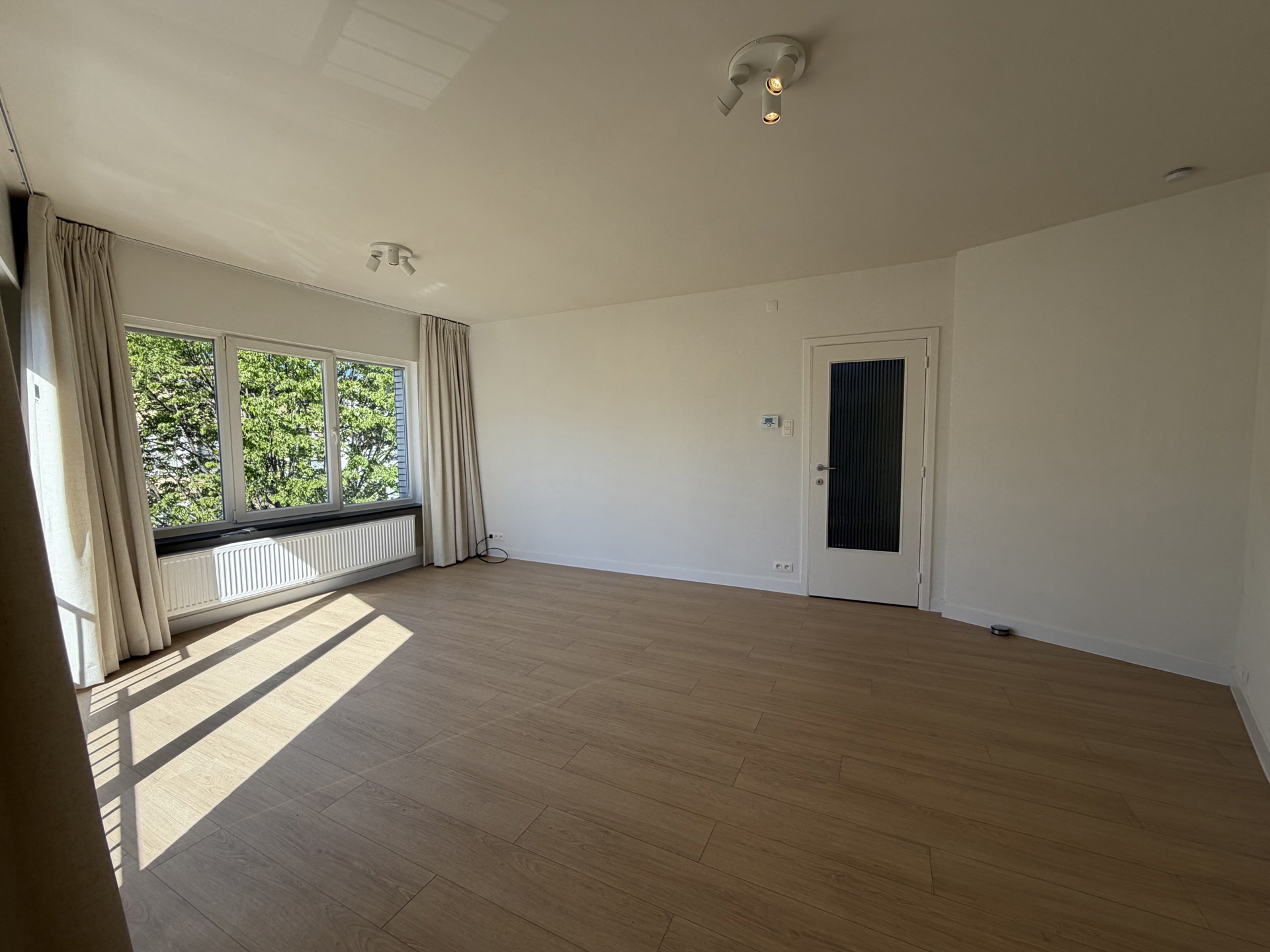 Ruim vernieuwd appartement met twee volwaardige slaapkamers - foto 3