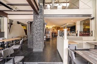 Ontdek dit uitzonderlijk en uiterst ruim handelspand op een absolute toplocatie, pal op de grote markt van Zottegem! Dankzij de uitstekende visibiliteit, de centrale ligging en de grote passage biedt deze eigendom een unieke opportuniteit voor ondernemers die op zoek zijn naar een horecapand met woonst. Met een bruikbare oppervlakte van maar liefst 447 m² op een perceel van 230 m² beschikt dit pand over alle ruimte om een succesvolle horecazaak of andere commerciële activiteit uit te bouwen. Het gelijkvloers verwelkomt u in een bijzonder ruime handelsruimte met een vaste bar en voldoende plaats voor talrijke tafels en zitplaatsen. Op de eerste verdieping bevindt zich een tweede, open gastengedeelte dat rondom de vide is opgebouwd, waardoor bezoekers een mooi uitzicht hebben op het gelijkvloers en het pand een unieke en open uitstraling krijgt. Op dezelfde verdieping is er ook een volledig uitgeruste professionele inox keuken, voorzien van alle nodige installaties voor een vlotte horecawerking, evenals de sanitaire voorzieningen. Boven het commerciële gedeelte bevindt zich de woonst met een ruime leefruimte, twee slaapkamers en een badkamer. Daarnaast beschikt het pand over een grote, volledig geïsoleerde zolder die perfect kan worden ingericht als extra slaapkamers, bureauruimte of polyvalente ruimte, afhankelijk van uw noden. Kortom, een uitzonderlijk handelspand met woonst dat ruimte, karakter en een absolute topligging combineert. Dankzij de toffe inrichting en de uitstekende commerciële ligging vormt deze eigendom een unieke kans voor wie een horecazaak of andere commerciële activiteit wil uitbaten in het bruisende centrum van Zottegem. Contacteer ons vandaag nog voor meer informatie of een vrijblijvend bezoek op het nummer 056 96 08 00 of via info@property-vastgoed.be