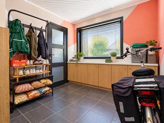 Heel leuke knappe speciale gerenoveerde eigendom met tuin en garage.<br />Hal, diepe vrij ruime garage, bureelruimte, berging, wasplaats, zeer ruime living IN LOFTSTIJL met grote raampartijen, zicht op groot terras en tuin. <br />1 ste verdiep: 2 slaapkamers, knappe badkamer met inloopdouche, dressing kamer. <br />2 de verdiep: 3de slaapkamer met ingemaakte kasten .<br />EPC B 119 elek conform