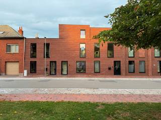 In dit kleinschalige en doordacht ontworpen woonproject in Kortrijk is momenteel nog slechts één woning beschikbaar. De site bestaat uit 6 appartementen, 3 woningen en 4 stapelwoningen en vormt een mooi en samenhangend geheel, waarbij veel aandacht werd besteed aan wooncomfort, bereikbaarheid en een aangename woonomgeving.<br />Deze moderne gesloten bebouwing combineert het comfort van een ruime gezinswoning met de voordelen van wonen vlak bij het centrum van Kortrijk. Winkels, scholen en tal van dagelijkse voorzieningen bevinden zich in de onmiddellijke omgeving. Ook het station van Kortrijk, de Doorniksesteenweg en belangrijke invalswegen zijn vlot bereikbaar. Dankzij deze centrale ligging kunt u heel wat verplaatsingen eenvoudig te voet of met de fiets maken.<br /><br />Binnenin biedt de woning verrassend veel ruimte. Er zijn vier volwaardige slaapkamers en een extra bureauruimte, waardoor de woning bijzonder geschikt is voor gezinnen, thuiswerk of wie graag wat extra ruimte ter beschikking heeft. Bovendien wordt de woning volledig afgewerkt aangeboden, inclusief schilderwerken en verlichting, zodat u zonder grote bijkomende werken kunt verhuizen.<br />Ook de buitenruimtes vormen een belangrijke troef. Op het gelijkvloers beschikt de woning over een aangelegde tuin met achteruitweg, waardoor de tuin ook praktisch bereikbaar is zonder door de woning te moeten. Daarnaast bevindt zich op de tweede verdieping een ruim zuidwestgericht terras. Dankzij de gunstige oriëntatie geniet u hier volop van de namiddag- en avondzon én van een mooi open zicht op de Sint-Rochuskerk.<br /><br />Binnen het project is bovendien een afgesloten gemeenschappelijke fietsenstalling voorzien. Een ondergrondse private garagebox is inbegrepen in de verkoopprijs en wordt voorzien van de nodige voorzieningen om een laadpaal te kunnen installeren.<br /><br /><strong>Troeven van deze woning: </strong>
<ul>
<li>Mogelijkheid tot aankoop aan 6% btw, indien aan de geldende voorwaarden wordt voldaan; </li>
<li>Laatste woning! Beschikbaar bij akte; </li>
<li>Vier volwaardige slaapkamers en een extra bureauruimte; </li>
<li>Volledig afgewerkt, inclusief schilderwerken en verlichting; </li>
<li>Aangelegd tuin met uitweg en ruim terras op de tweede verdieping; </li>
<li>Ondergrondse private garagebox inbegrepen in de prijs, met voorzieningen voor een laadpaal; </li>
<li>E-peil 20: 50% korting op de onroerende voorheffing gedurende 5 jaar; </li>
</ul>
<br />Een ruime woning met twee aangename buitenruimtes, een private garagebox en een bijzonder centrale ligging: een combinatie die in het centrum van Kortrijk niet vanzelfsprekend is.<br />Interesse in deze laatste beschikbare woning? Neem gerust contact met ons op voor meer informatie of een bezoek ter plaatse.<br /><br /><strong>Ontdek lot 02 tijdens Nieuwbouwzondag op zondag 25 oktober, van 13u tot 16u.<br />Plan je bezoek of kom gewoon even vrijblijvend langs.<br />Meer info over onze deelnemende panden vind je op: https://www.nieuwbouwzondag.be/partners/hectaar/</strong>