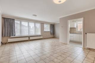 Ontdek dit energiezuinige appartement van ca. 74 m² aan de Roederdelft in Merksem. Gelegen op de eerste verdieping, geniet u hier van een...