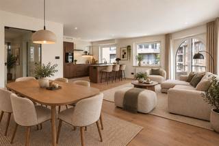 <p>Bent u op zoek naar een stijlvol en luxueus afgewerkt appartement op een absolute toplocatie in het centrum van Waregem?</p><p>Dit exclusief gerenoveerde appartement van ca. 115 m² combineert hoogwaardige materialen, een doordachte indeling en een tijdloze architectuur met een prachtig uitzicht op de kerk. Dankzij de grote raampartijen geniet u de hele dag van een uitzonderlijke lichtinval en een aangenaam ruimtelijk gevoel.</p><p>INDELING: U komt binnen via de inkomhal met gastentoilet en vestiaire. De royale leefruimte (parket) vormt samen met de op maat gemaakte designkeuken het hart van het appartement. De keuken is uitgerust met kwalitatieve inbouwtoestellen en een stijlvol kook- en spoeleiland dat naadloos overgaat in een gezellige bar, ideaal om gasten te ontvangen. Verder beschikt het appartement over 2 slaapkamers, een badkamer en praktische bergruimte die bijdragen aan een optimaal wooncomfort.</p><p>Garagebox ondergronds optioneel bij te kopen.</p><p>TROEVEN: volledig en hoogwaardig gerenoveerd, bewoonbare oppervlakte van ca. 115 m², overvloedige lichtinval dankzij kamerhoge raampartijen, exclusieve maatwerkkeuken met kookeiland, open zicht op de kerk, absolute topligging in het centrum van Waregem, instapklaar en afgewerkt met oog voor detail.</p><p>Een uniek appartement waar luxe, comfort en een toplocatie perfect samenkomen.<br />Interesse? Contacteer ons via charlotte@immobeguin.be</p>