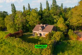 Op zoek naar een hoeve op een ruim perceel waar je je eigen stempel op kan drukken? Deze vergunde woning aan de Veldegemsestraat 49 combineert rust, ruimte en tal van mogelijkheden op een aantrekkelijke locatie.<br /><br />Deze eigendom beschikt over een ruime woning en een aantal bijgebouwen en biedt alle comfort voor wie op zoek is naar een ruime gezinswoning in een groene omgeving. <br /><br />Buiten geniet u van een grote tuin, weides en een bos waar u in alle privacy kunt ontspannen. De private dreef zorgt bovendien voor voldoende parkeergelegenheid. De ligging in Ruddervoorde biedt een vlotte verbinding naar omliggende gemeenten, terwijl u tegelijk geniet van heel wat ruimte. Een extra troef is de vergunde woonfunctie in landbouwgebied, wat de nieuwe eigenaar zekerheid biedt.<br /><br />Wilt u deze woning te koop in Ruddervoorde zelf ontdekken? Contacteer Immo Francois voor een bezoek en laat u begeleiden door een ervaren vastgoedpartner actief in Sint-Andries, Sint-Michiels, Varsenare en Oostkamp.<br /><br />Denk je eraan om je woning in Oostkamp te verkopen? Neem vrijblijvend contact op met Eva van Immo Francois in Oostkamp voor een gratis schatting via eva@immofrancois.be.<br /><br />