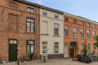 <p>Ontdek deze charmante, volledig gerenoveerde woning in de Limbastraat 47 te Gent, gelegen nabij Dok Noord.<br />Deze instapklare woning combineert een hedendaagse afwerking met praktische woonruimtes en geniet dankzij de zuidoostelijke oriëntatie van een aangename lichtinval.<br />De straat bied voldoende parkeergelegenheid en mogelijkheid tot het laden van uw wagen.<br /> </p><p>De woning werd in 2019 onderworpen aan een totaalrenovatie en beschikt over een gunstig EPC-label C. Met haar centrale verwarming op gas en goed bereikbare ligging vormt dit pand een ideale combinatie van comfort, energiezuinigheid en ligging.</p><p>Via de inkomhal betreedt u de leefruimte met een gezellige living en een volledig uitgeruste keuken. De keuken beschikt over een frigo, dubbele spoelbak, vaatwasmachine, oven, diepvries en een praktisch verrijdbaar keukeneiland.</p><p>Op de eerste verdieping bevinden zich de badkamer, een slaapkamer met bad en een apart toilet. De badkamer is uitgerust met een douche, lavabo en aansluitingen voor een wasmachine en droogmachine.</p><p>De zolderverdieping werd volledig ingericht als slaapkamer en biedt een aangename, multifunctionele ruimte.</p><p>Buiten geniet u van een praktische tuin met tuinhuis, voorzien van elektriciteit, ideaal als extra bergruimte of hobbyruimte.</p><p><span>Indeling:</span><br />* Inkomhal<br />* Living<br />* Volledig uitgeruste keuken<br />* Badkamer met douche, lavabo en aansluitingen voor was- en droogmachine<br />* Slaapkamer met bad<br />* Apart toilet<br />* Ingerichte zolderverdieping als slaapkamer</p><p><span>Troeven:</span><br />* Totaalrenovatie uitgevoerd in 2019<br />* EPC-label C<br />* Zuidoostelijke oriëntatie<br />* Goede bereikbaarheid via de R4<br />* Gelegen nabij Dok Noord met een ruim aanbod aan openbaar vervoer</p><p><span>Informatie:</span><br />* De bewoonbare oppervlakte betreft de bruto oppervlakte zoals opgenomen in het EPC-attest<br />* Maandelijkse huurprijs: 1250/maand<br />* Huurwaarborg: 3 maanden huur<br />* Extra kosten: bijdrage in de kosten voor de plaatsbeschrijving<br />* Beschikbaar vanaf: onmiddellijk</p><p><span>Contact:</span><br />Voor meer informatie of een bezoek contacteer Bart 0470 80 51 08 of bart@heritagevastgoed.be<br /> </p>