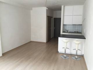 Gelegen op absolute top locatie tussen de Nationale Bank, Den Botaniek en het theaterplein vinden we deze lichte studio met een terrasje! Op enkele stappen van de deur duik je in de gezellige drukte van terrasjes, leuke restaurants en winkelstraten. De studio is gelegen op de derde verdieping aan de voorzijde van een verzorgd gebouw (heel rustig!). Het leef/slaapgedeelte is licht en gezellig en geeft uit op een aangenaam terras met zicht op de Leopoldstraat. Aansluitend vinden we een open keuken die volledig en gebruiksvriendelijk is geïnstalleerd.  De verzorgde badkamer bestaat uit een douche, wastafel met meubel en toilet. De studio werd  gerenoveerd en is in goede staat! Maandelijkse kosten 125 euro (incl. waterverbruik). Verbruik gas en elektriciteit met eigen meter. De studio heeft een laag verbruik aangezien deze volledig ingesloten is. Beschikbaar vanaf 1 juli 2026.

Voor een bezoek ter plaatste: Vastgoed03 03/568.03.03 